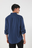 Camisa en algodón unicolor con cuello button down y bolsillo