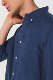 Camisa en algodón unicolor con cuello button down y bolsillo