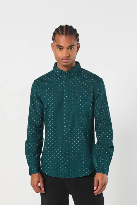 Camisa verde oscura con cuello button down y diseños