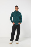 Camisa verde oscura con cuello button down y diseños
