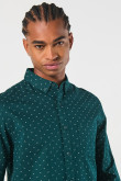 Camisa verde oscura con cuello button down y diseños