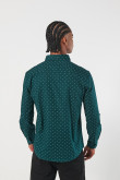 Camisa verde oscura con cuello button down y diseños