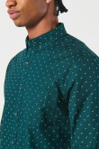 Camisa verde oscura con cuello button down y diseños
