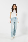 Jean 90´S azul claro bota recta con tiro alto y desgastes
