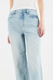 Jean 90´S azul claro bota recta con tiro alto y desgastes