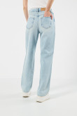 Jean 90´S azul claro bota recta con tiro alto y desgastes