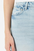 Jean 90´S azul claro bota recta con tiro alto y desgastes