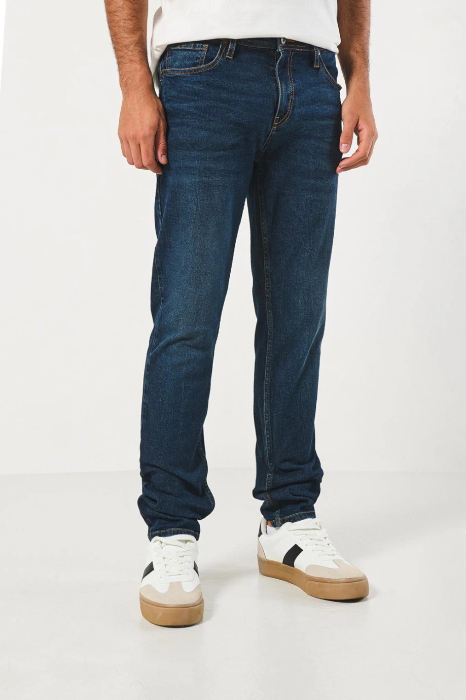 Jean azul oscuro slim ajustado con tiro bajo y cremallera