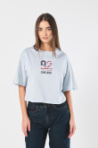 Camiseta azul crop top oversize con estampado college