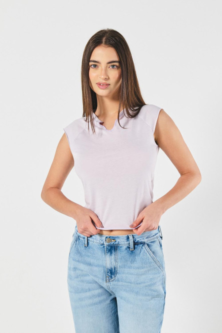 Camiseta manga ranglan sisa lila con abertura en cuello