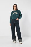 Buzo crop top verde oscuro college con cuello redondo