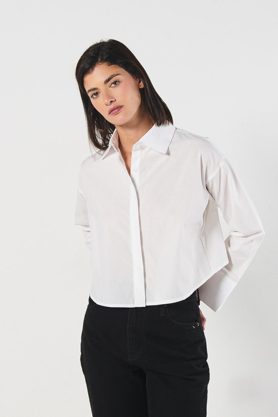 Blusa unicolor manga larga amplia con abertura en espalda