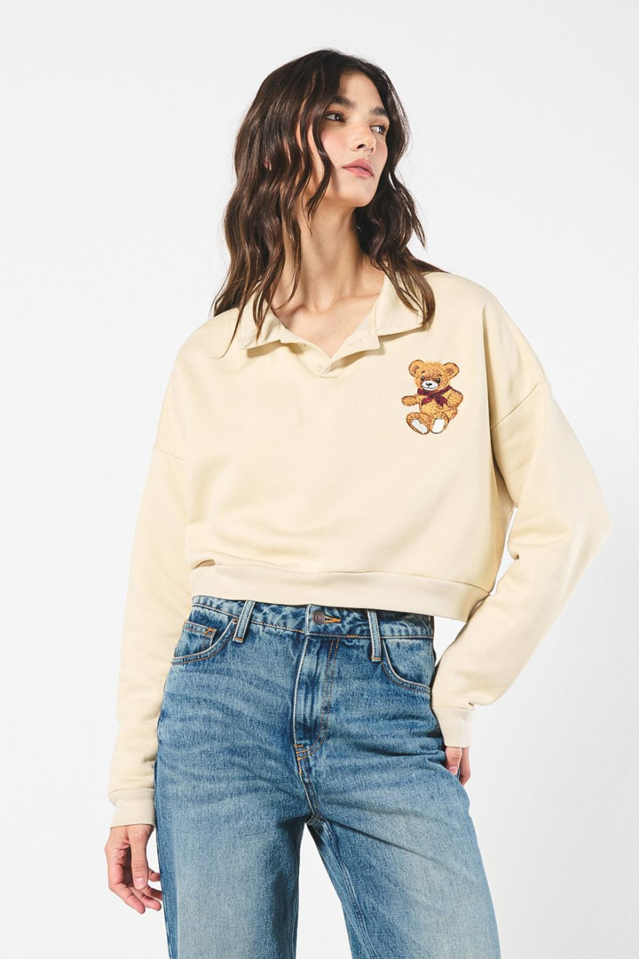 Buzo kaki oversize con cuello alto y diseño de osito