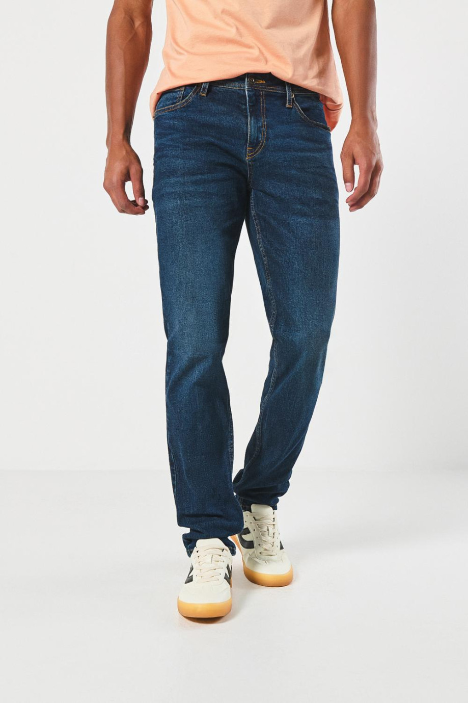 Jean slim tiro bajo ajustado azul oscuro con bolsillos