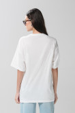 Camiseta oversize de Mafalda crema con cuello redondo