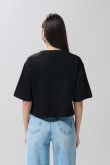 Camiseta negra crop top oversize con arte de ositos