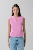 Camiseta fucsia con cuello redondo y abertura