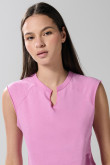 Camiseta fucsia con cuello redondo y abertura