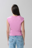 Camiseta fucsia con cuello redondo y abertura