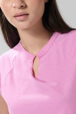 Camiseta fucsia con cuello redondo y abertura