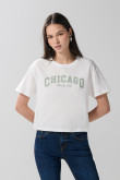 Camiseta crop top crema con diseño college delantero