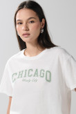 Camiseta crop top crema con diseño college delantero