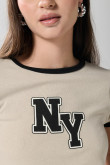 Camiseta kaki college de NY con manga corta y contrastes