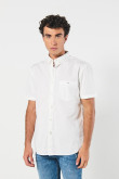 Camisa estampada unicolor con cuello button down