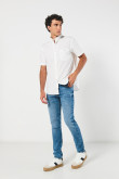 Camisa estampada unicolor con cuello button down