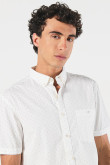 Camisa estampada unicolor con cuello button down