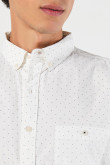 Camisa estampada unicolor con cuello button down