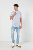 Camisa cuello neru o mao, manga corta en slim fit, a rayas.