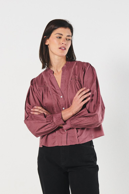 Blusa cuello nerú unicolor con detalles de encaje