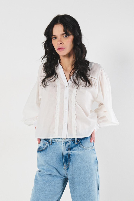 Blusa cuello nerú unicolor con detalles de encaje