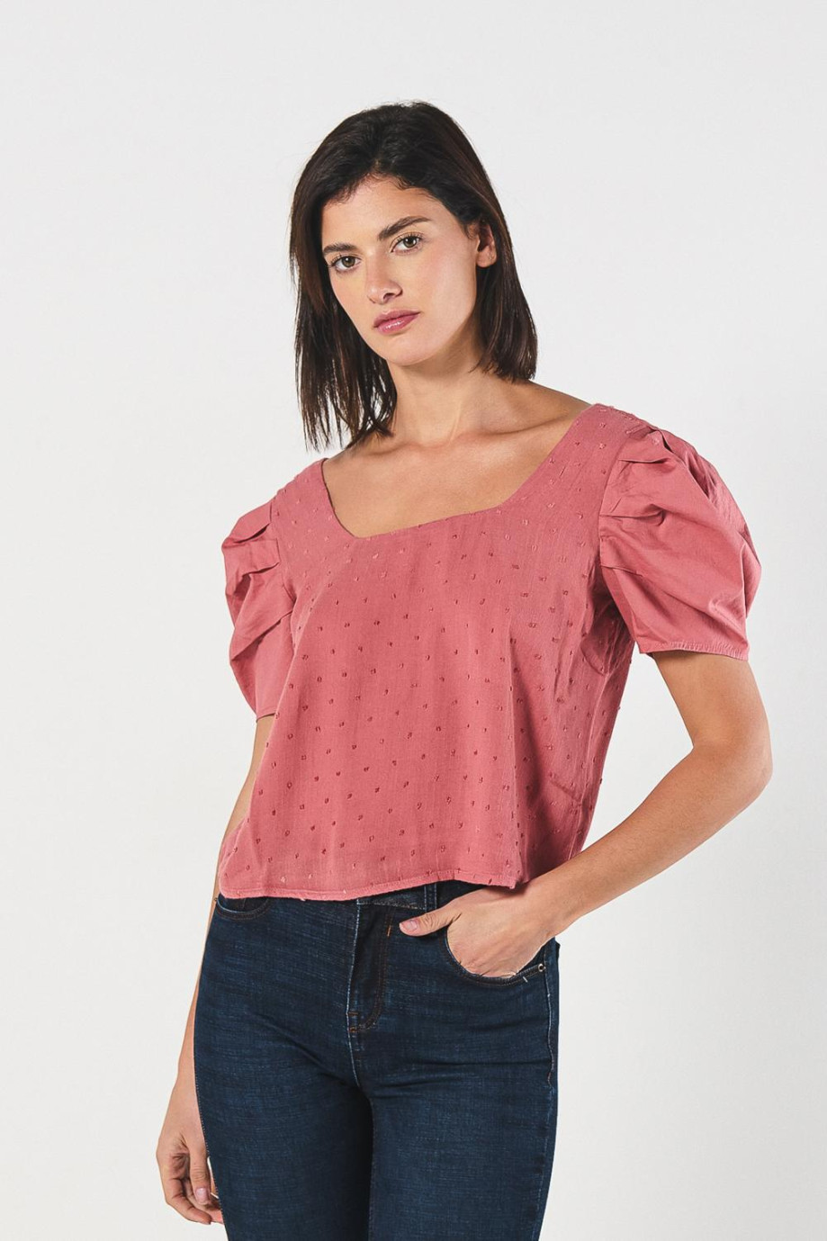 Blusa unicolor manga corta tipo globo con escotes cuadrados