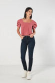 Blusa unicolor manga corta tipo globo con escotes cuadrados