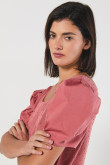 Blusa unicolor manga corta tipo globo con escotes cuadrados