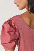 Blusa unicolor manga corta tipo globo con escotes cuadrados