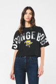 Camiseta crop top oversize negra con arte de Bob Esponja