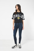 Camiseta crop top oversize negra con arte de Bob Esponja