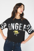 Camiseta crop top oversize negra con arte de Bob Esponja