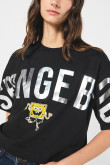 Camiseta crop top oversize negra con arte de Bob Esponja