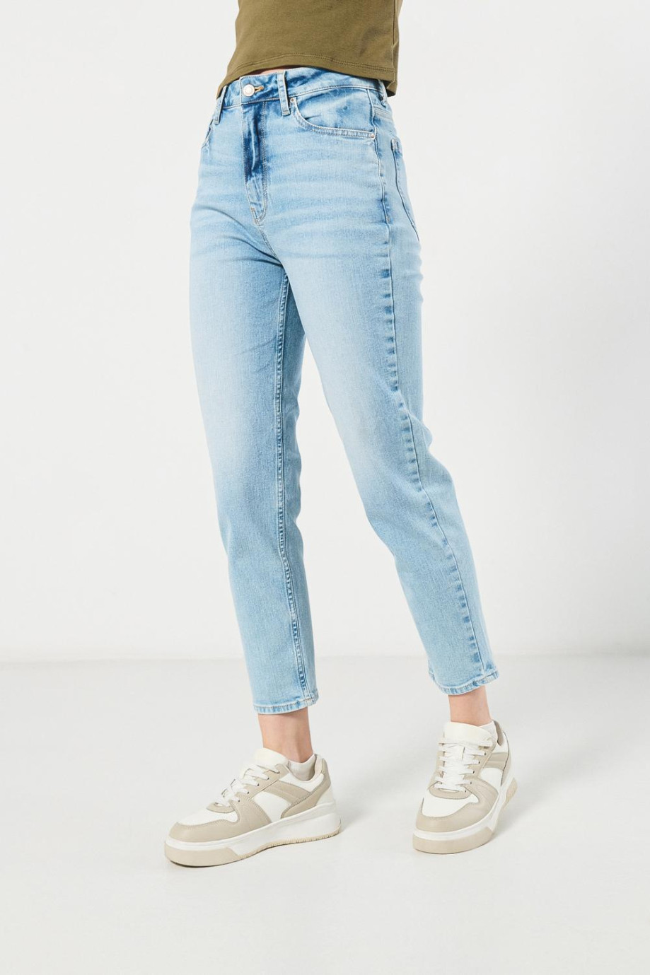 Jean mom súper tiro alto azul con bota recta y bolsillos