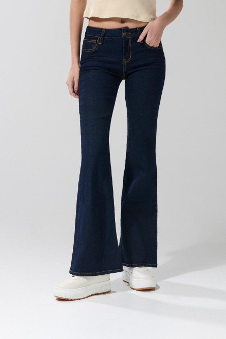 Jean flare azul intenso tiro medio con bota ancha