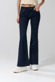Jean flare azul intenso tiro medio con bota ancha