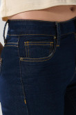 Jean flare azul intenso tiro medio con bota ancha