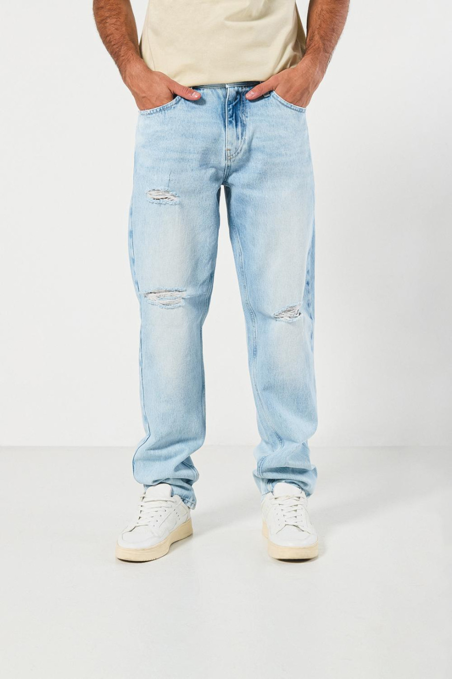 Jean tiro bajo 90´S azul con rotos en frente y bota recta
