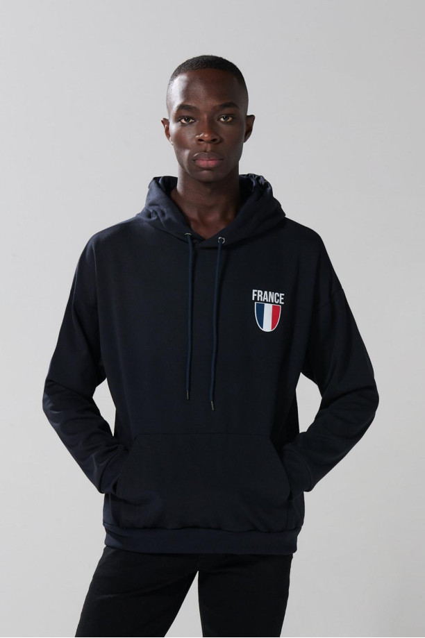 Buzo oversize azul con capota y diseños college