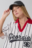 Camiseta oversize crema a rayas manga corta con arte college