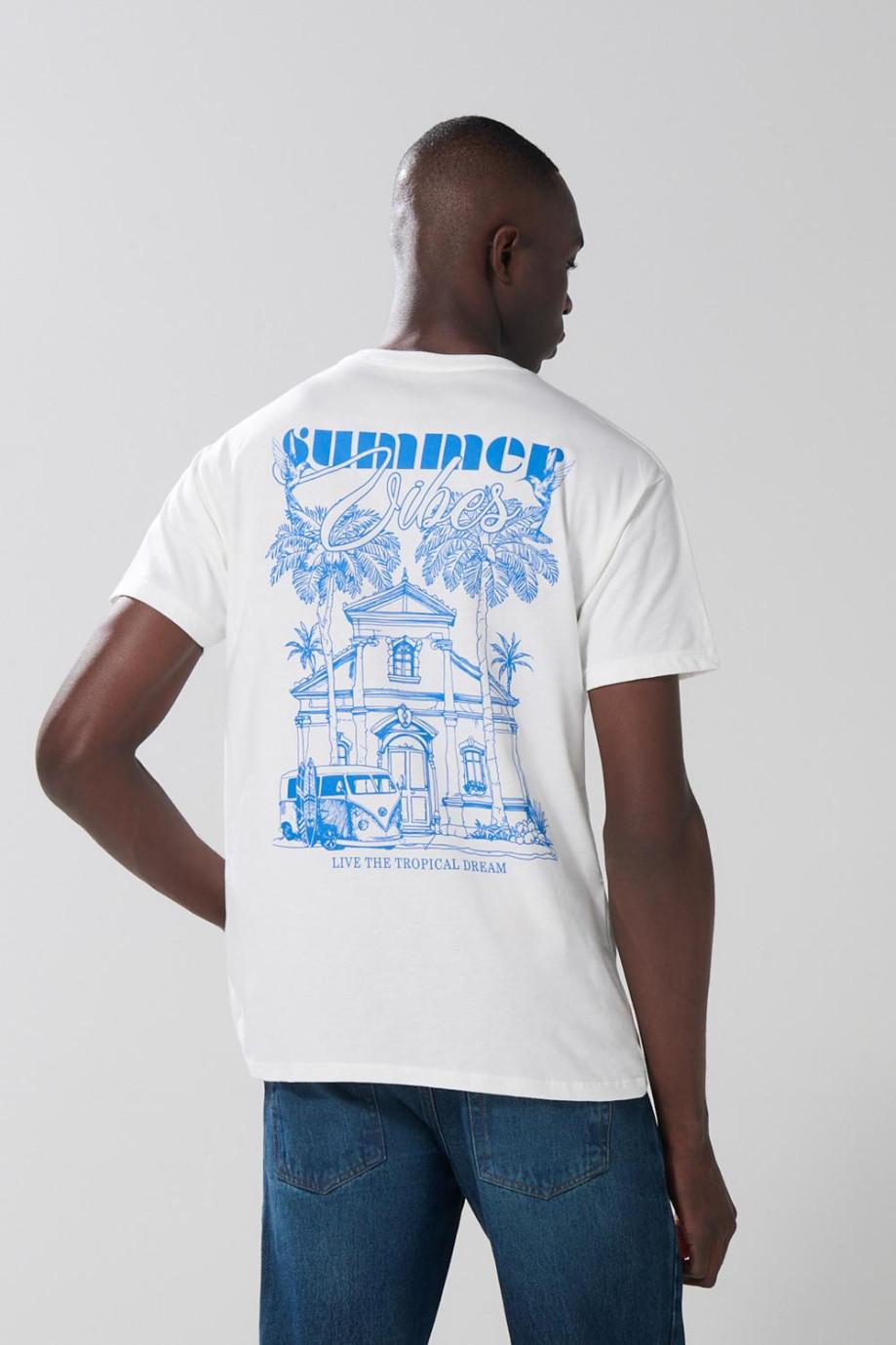 Camiseta crema clara con manga corta y diseños de playa